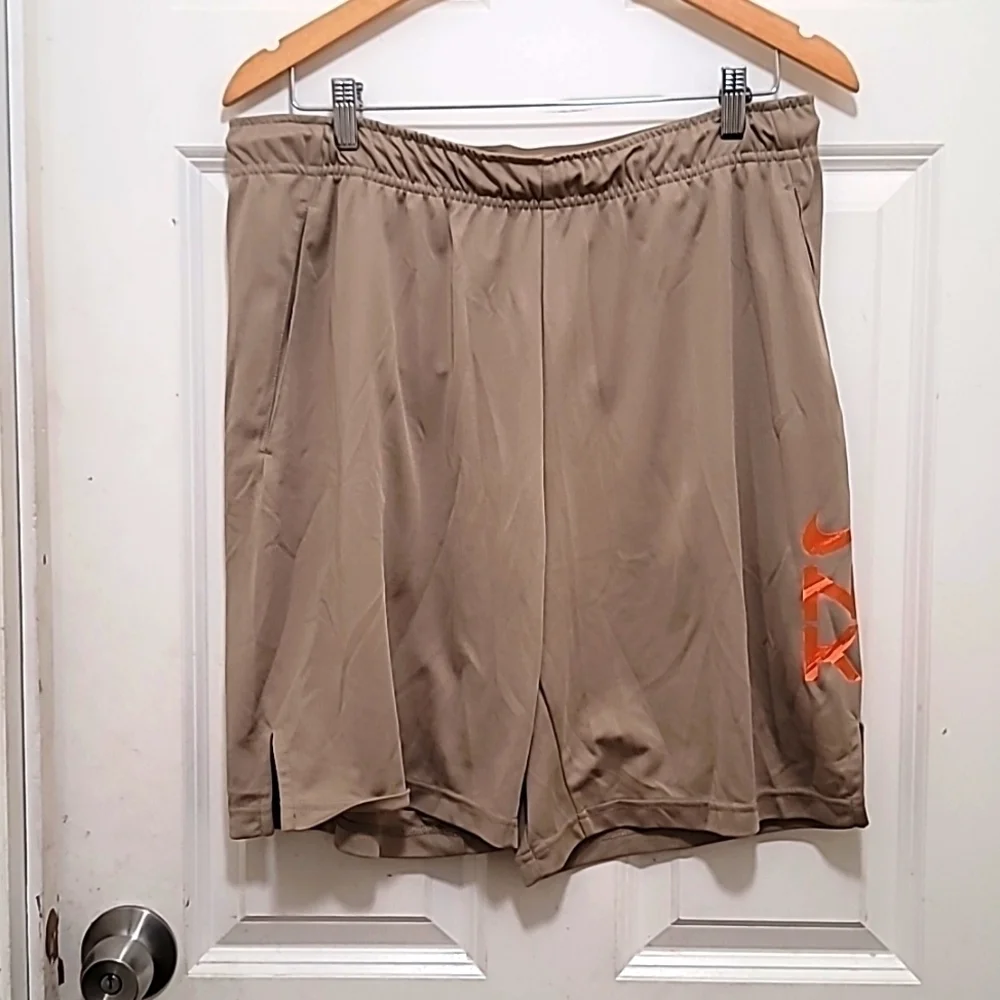 Nike Shorts Mens Large Tan Khaki Dri-FIT Athletic Basketball Orange Logo Graphic